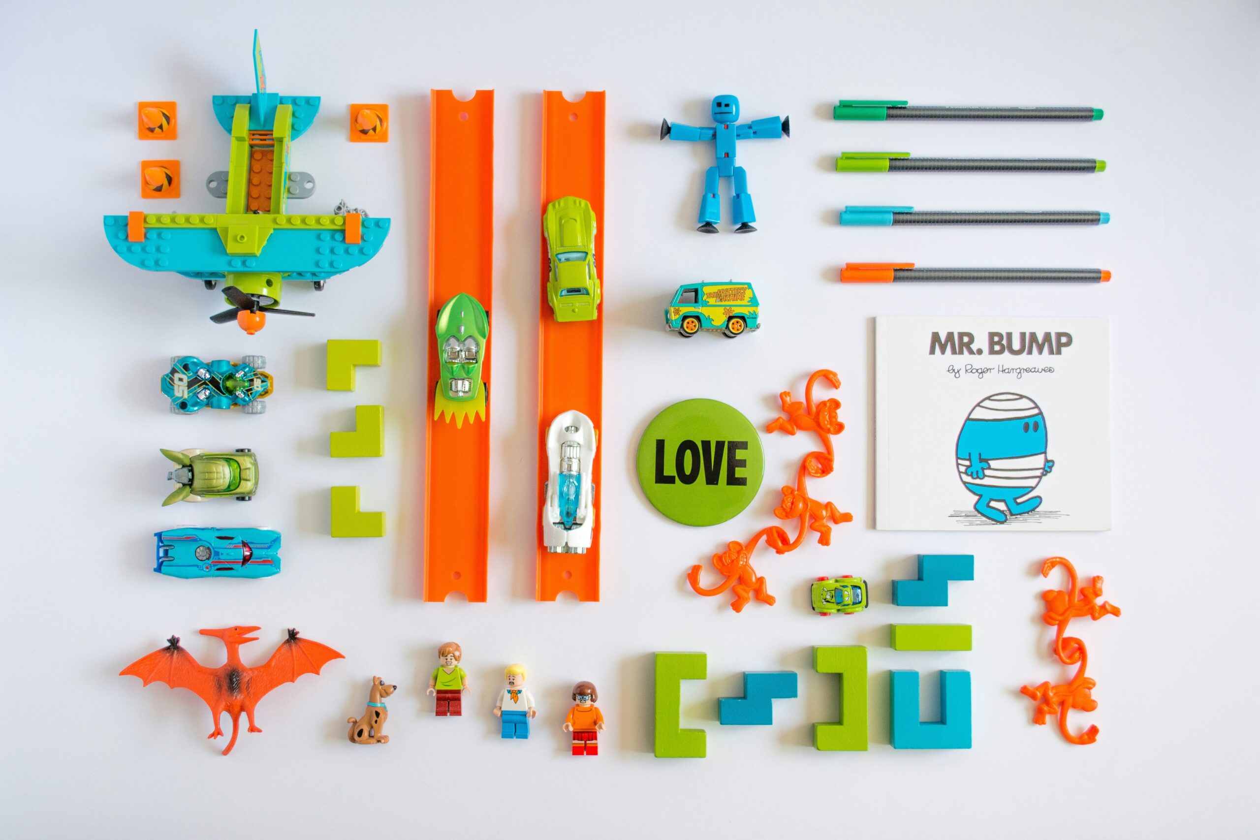 Chart comparing safe versus unsafe materials in pet dental toys.